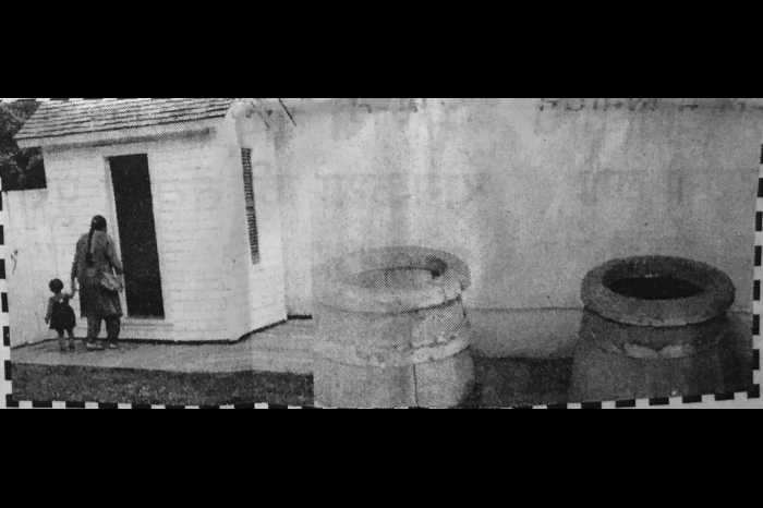 प्रेसिडेंट अब्राहम लिंकन के घर के शौचालय आँगन में एक कोने में बना था। जहाँ शौच के बाद उस पर चूना डालने के लिए एक बाल्टी में चूना रखा था।