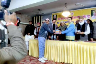 मुकेश कुमार ऋषि वर्मा की कृति ‘उगता सूर्य’ का हुआ विमोचन 