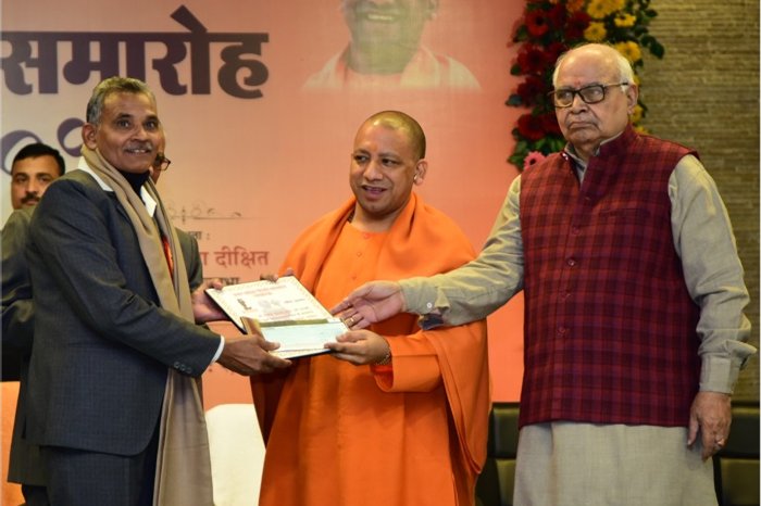 उ.प्र. के मुख्यमंत्री निवास पर दि. 22.01.18 को डॉ. दिनेश पाठक शशि को श्रीधरपाठक नामित पुरस्कार प्रदान करते उ.प्र. के मुख्यमंत्री माननीय योगी आदित्यनाथ जी, एवं उ.प्र. विधान सभा अध्यक्ष हृदयनारायण दीक्षित जी।