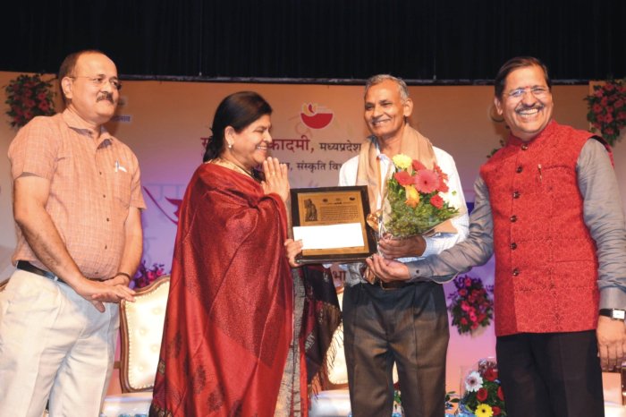 मथुरा के वरिष्ठ बाल साहित्यकार डॉ. दिनेश पाठक शशि जी की साहित्यिक यात्रा की कुछ महत्वपूर्ण बातें डॉ अनुराधा प्रियदर्शिनी के साथ