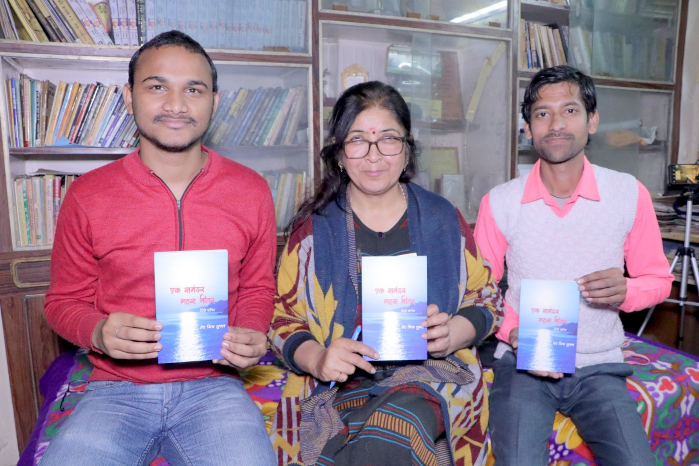 प्रोफ़ेसर स्मिता मिश्र अपने विद्यार्थियों उज्जवल व् रविशंकर के साथ वेद मित्र कृत सॉनेट संग्रह को लोकार्पित करते हुए