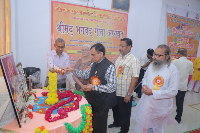 दीप प्रज्ज्वलन करते हुए डॉ. दिनेश पाठक शशि, पद्मश्री डॉ.रवीन्द्र कुमार, डॉ.राजीव द्विवेदी, डॉ. उमेश चंद शर्मा