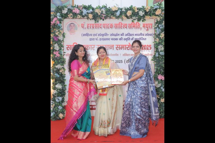 डॉ. नीतू गोस्वामी का सम्मान करतीं श्रीमती अनुपमा पाठक एवं श्रीमती सानिका पाठक