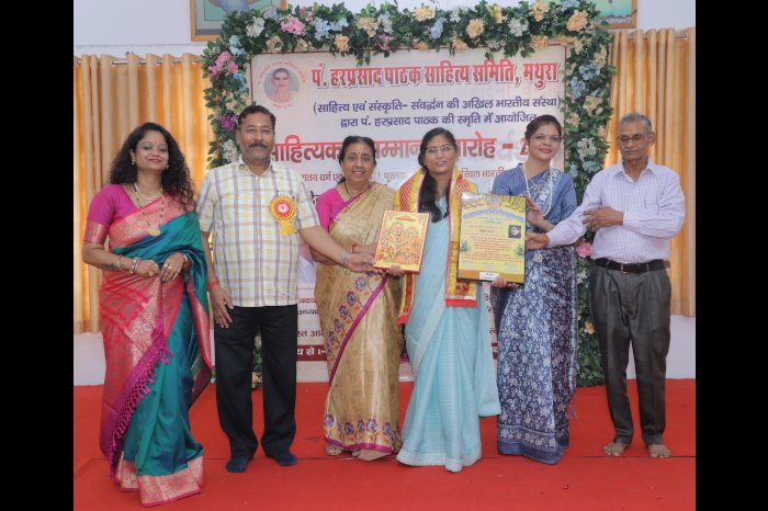 प्रियंका खण्डेलवाल  का सम्मान करतीं श्रीमती कल्पना द्विवेदी,श्रीमती अनुपमा पाठक एवं श्रीमती सानिका पाठक, डॉ.राजीव द्विवेदी व डॉ.दिनेश पाठक शशि
