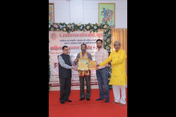 रवीन्द्रपाल रसिक जी को सम्मानित करते डा.रवीन्द्र कुमार एवं सागर पाठक
