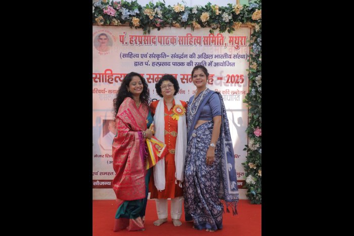 रेणु उपाध्याय का सम्मान करतीं श्रीमती अनुपमा पाठक एवं श्रीमती सानिका पाठक