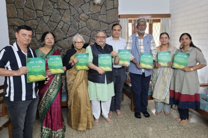 सिकंदराबाद स्थित इक्रीसेट कॉलोनी में आयोजित कार्यक्रम में वनस्पति वैज्ञानिक व कवि स्व. देवेंद्र शर्मा के सचित्र काव्य संग्रह 'अनुभव के आखर' को लोकार्पित करते हुए प्रो. ऋषभदेव शर्मा एवं अन्य।