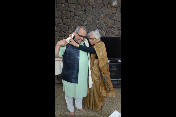 ‘अनुभव के आखर’ के लोकार्पण के अवसर पर विनीता शर्मा ने लोकार्पणकर्ता प्रो. ऋषभदेव शर्मा का भावभीना स्वागत-सत्कार किया। 