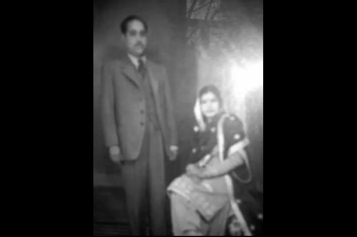 मेरे पापा श्री कृष्ण लाल मैंनी और मम्मी श्रीमती कमला रानी मैंनी।