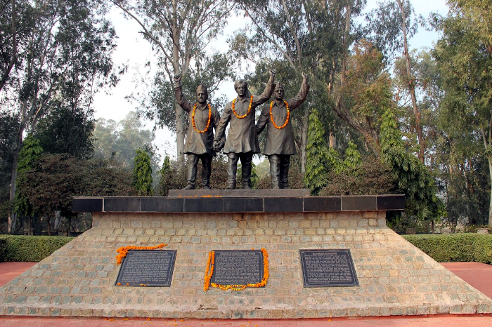 शहीद-स्थल पर तीनों मूर्तियाँ