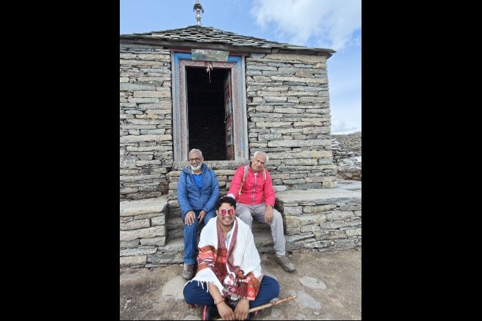 रघुपुर फ़ोर्ट में ऋंगऋषि के मंदिर के बाहर मैं, डॉ. ईश्वर सिंह और इलाहाबादी